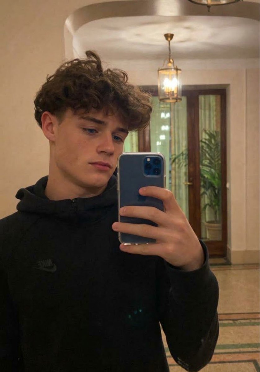 PsyGuy007's tweet photo. 🕊️ 🇫🇷 Aujourd’hui, cela fait 1 an et 8 mois qu’Elias, un collégien de 14 ans, a été MASS*CRÉ à la MACHETTE sous le prétexte d’un vol de son téléphone dans le XIVe arrondissement de Paris.

Le 24 janvier 2025, il sortait de son entraînement de football. 

Deux suspects de 16 et 17 ans, d’origine africaine et antillaise, déjà connus de la police, l’ont intercepté. 

Elias a donné son téléphone. Ça n’a pas suffi. Un coup de machette. Il est mort le lendemain.

Un enfant de 14 ans. Un portable. Une lame. Et puis le silence qui, peu à peu, recouvre tout.

Si j’en reparle aujourd’hui, c’est que le procès n’a toujours pas eu lieu.

Le 10 juin 2026, les deux suspects, alors âgés de 17 et 18 ans ont été renvoyés devant la cour d’assises des mineurs pour « violences avec extorsion ayant entraîné la mort ». 

Ils sont restés en détention provisoire en attendant l’audience.

Depuis, aucune date d’audience n’a été fixée et aucun compte rendu de jugement n’est paru. L’instruction est close, le renvoi est prononcé, mais le procès lui-même n’a pas encore été tenu.​​​​​​​​​​​​​​​​​​​​​​​​​​​​​​​​​​​​​​​​​​​​​​​​​​

L’attente est insupportable… 😫