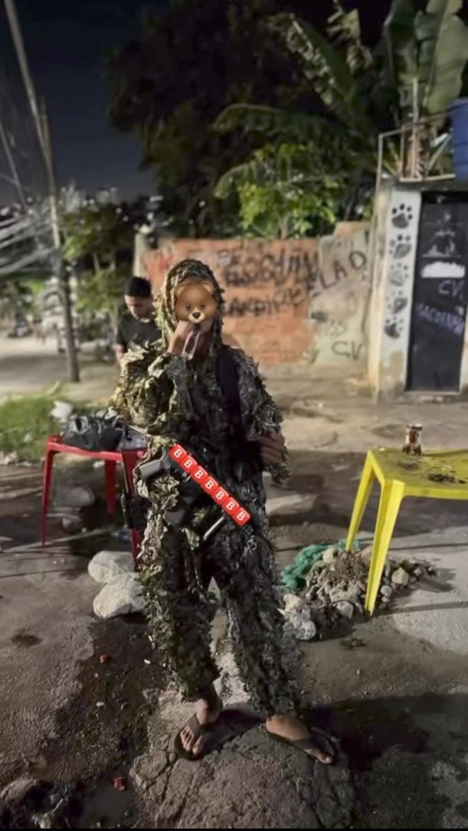 vilaKennedyNews's tweet photo. Traficante tão Andando armados tranquilamente na comunidade da vila Kennedy, você quê tem foto de traficante ou sabe aonde eles escondem arma ou droga liga pro 2253-1177, ou chama no ADM sua colaboração vai ajudar muito tudo no sigilo ! https://t.co/af3VTXdHFp