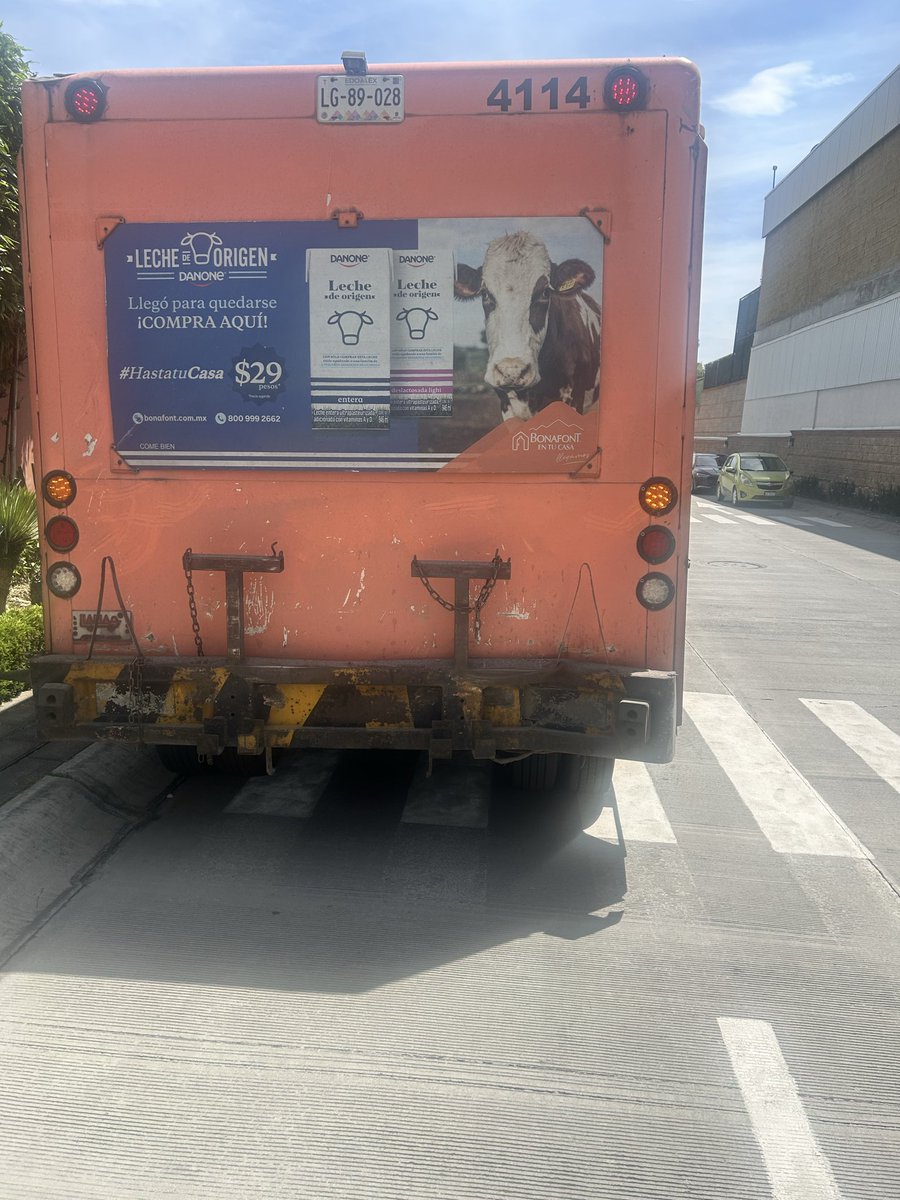 SICoSTAR's tweet photo. @BonafontMexico esta es la unidad que no me quiere surtir bosques de las Fuentes, Estado de México, pide dinero el operador para poder surtir a domicilio vivo dentro de una privada de las 20 que hay en el fraccionamiento https://t.co/hqIHF8qwxb