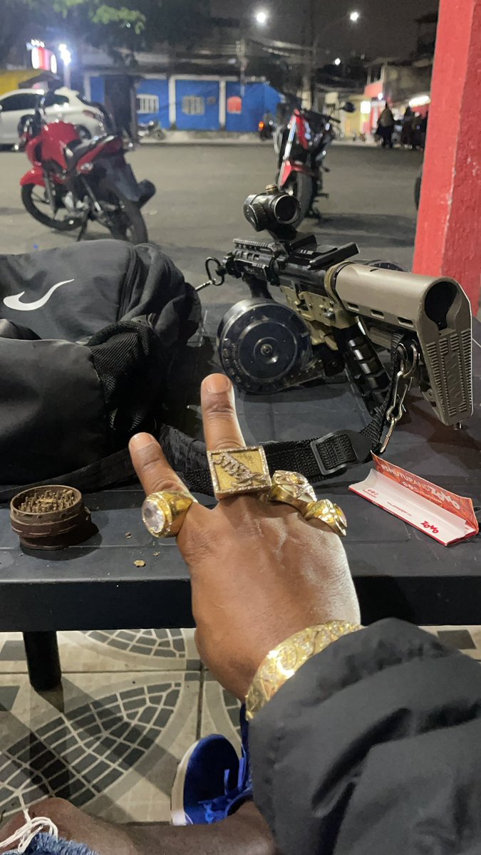 vilaKennedyNews's tweet photo. Traficante tão Andando armados tranquilamente na comunidade da vila Kennedy, você quê tem foto de traficante ou sabe aonde eles escondem arma ou droga liga pro 2253-1177, ou chama no ADM sua colaboração vai ajudar muito tudo no sigilo ! https://t.co/af3VTXdHFp