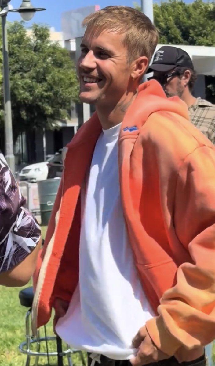 justinbiebrarg's tweet photo. JUSTIN SIENDO JUSTIN 

Según E! News, Justin Bieber habría ido al MacArthur Park, en Los Ángeles, el 22 de septiembre, para distribuir suministros y recursos a las personas en situación de calle. Además, una fuente cercana al cantante relató que Justin entrego tarjetas de regalo y botellas de agua a las personas presentes en el parque.
