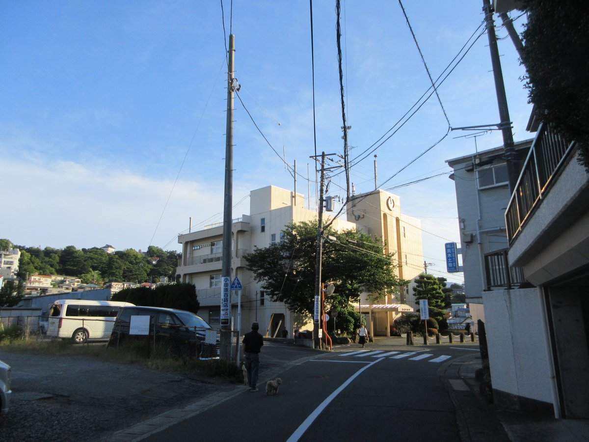 hikisimousa's tweet photo. 真鶴町役場前。
ここから先、駅前にかけては急坂が待っている。
役場の辺りから西の方へ目を向けると、荒井城址のある丘の上に城郭風建築が。
後でネットで調べたら、模擬天守風の不動産屋の建物のようだ。
＃ＭＦＧ活 https://t.co/3huDwWjkCH