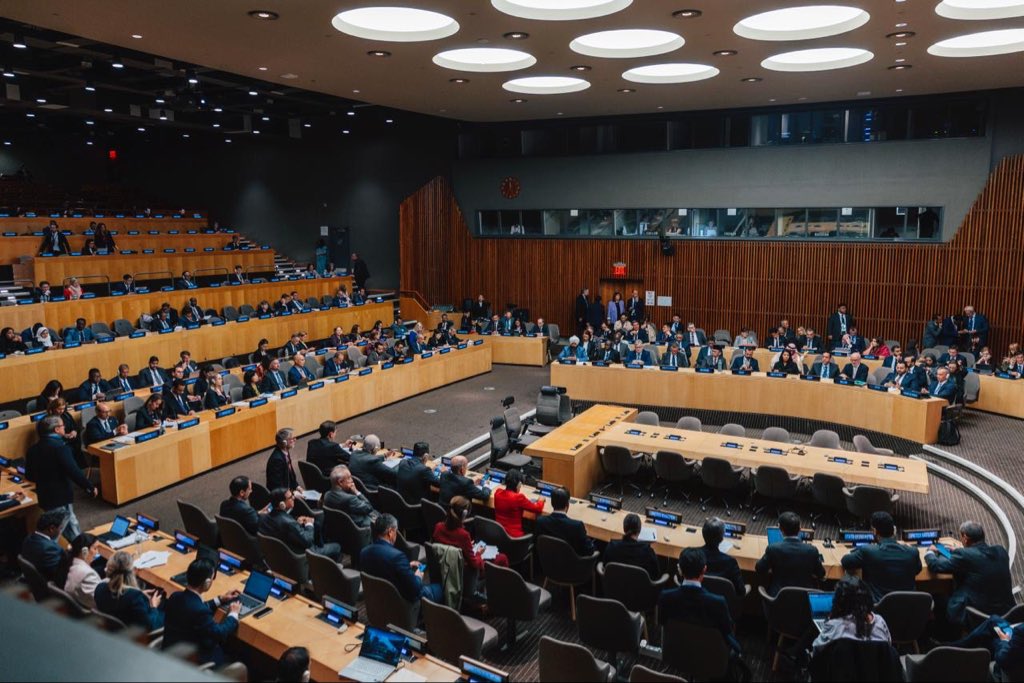 mne_pt's tweet photo. O MNE @PauloRangel_pt participou, nas Nações Unidas, na 3.ª Reunião Ministerial da Aliança Global para a Implementação da Solução de Dois Estados. 

Um ano depois da Declaração de Nova Iorque, Portugal reafirma o seu compromisso com a solução de dois Estados e com a passagem das palavras a atos concretos.

🇺🇳 No próximo mandato no CSNU, Portugal continuará empenhado na diplomacia, no diálogo e na implementação das resoluções da ONU, para que um Estado da Palestina soberano e democrático possa viver em paz e segurança ao lado de Israel.