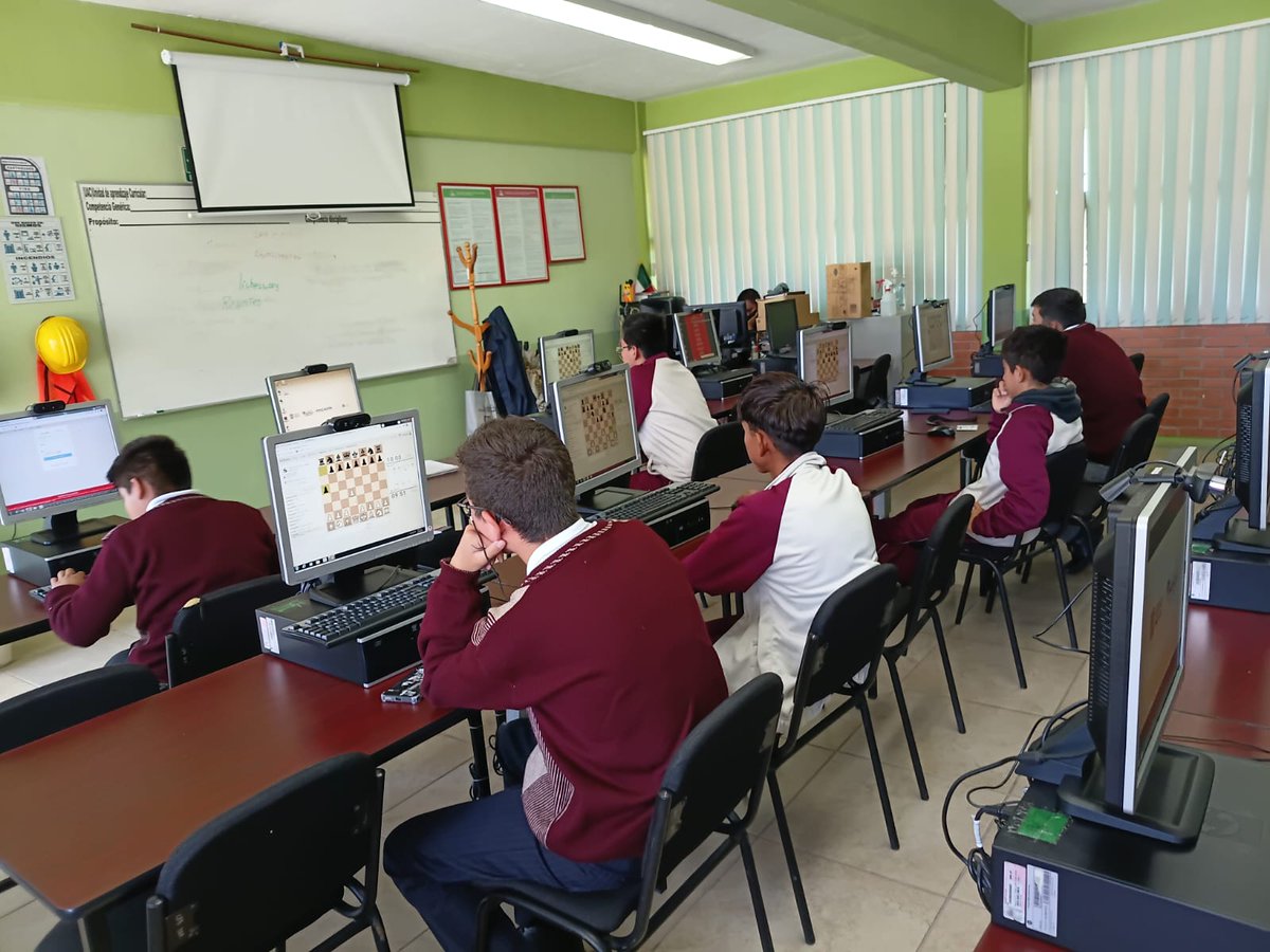 COBAEMex's tweet photo. Con la participación de más de 200 jóvenes, arrancó la fase eliminatoria del selectivo varonil de ajedrez. ♟️

Un torneo lleno de estrategia para definir a quienes representarán a nuestra institución en los Juegos del #COBAED2026. 🏅

#SomosCOBAEM
#GigantesDeCorazón
#ImCOBAtibles https://t.co/JSeAmxn5nO