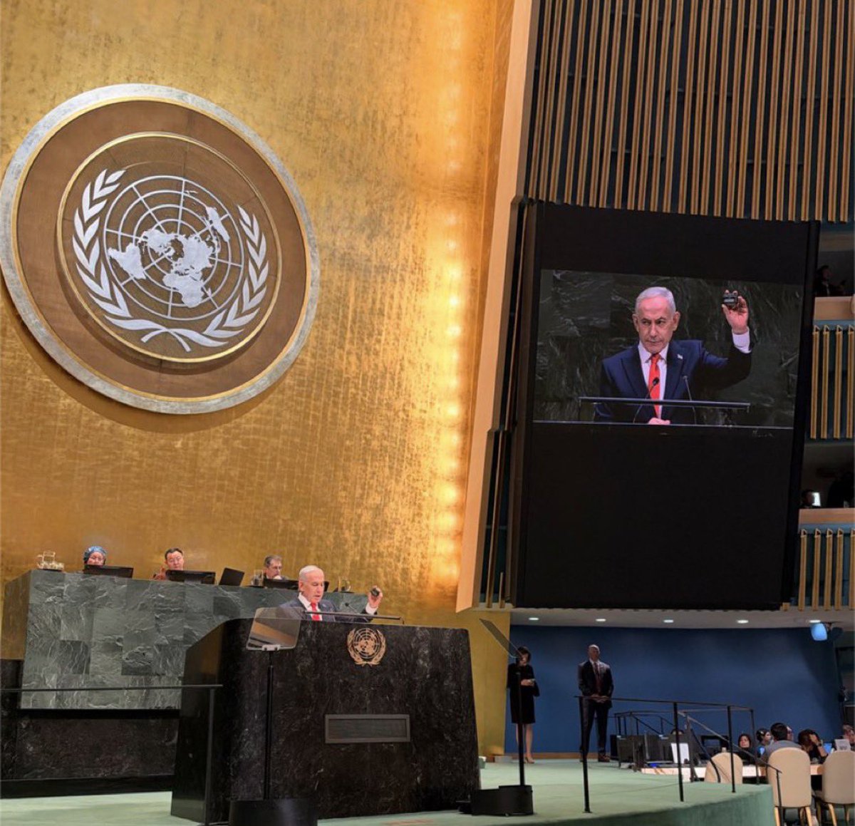 adamemedia1's tweet photo. Netanyahu just threatened the world.

He brought a pager on stage to the UN podium. Israel uses them as BOMBS!

Pagers are universal sign of killing people israel doesn’t like.

And remember he gave Trump a pager.

They let a WANTED TERRORIST ON STAGE AND HE THREATENED EVERYONE https://t.co/qJVJH4pJQZ