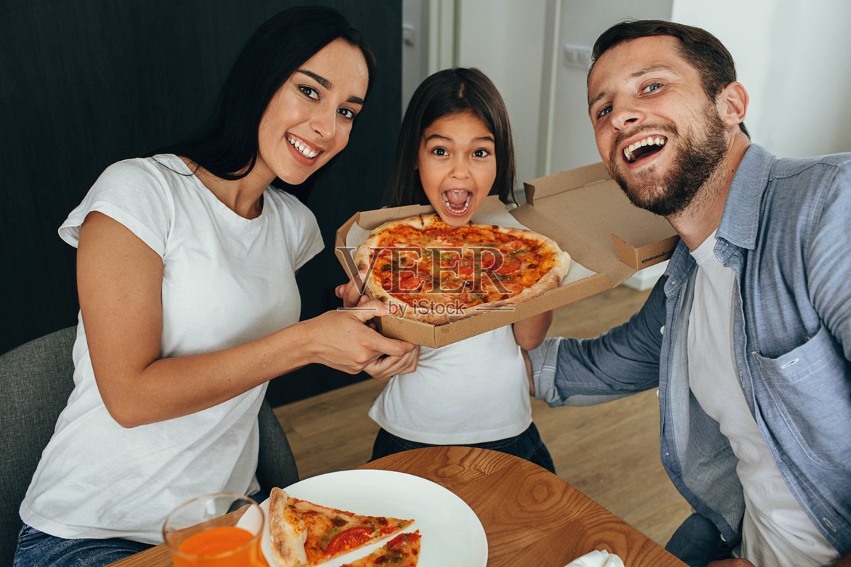 CharisseQuall's tweet photo. Just wrapped up game night with my crew—pizza crumbs, inside jokes, and zero screen time. This is the good stuff  #FamilyTime https://t.co/Qe5GbXv5yu