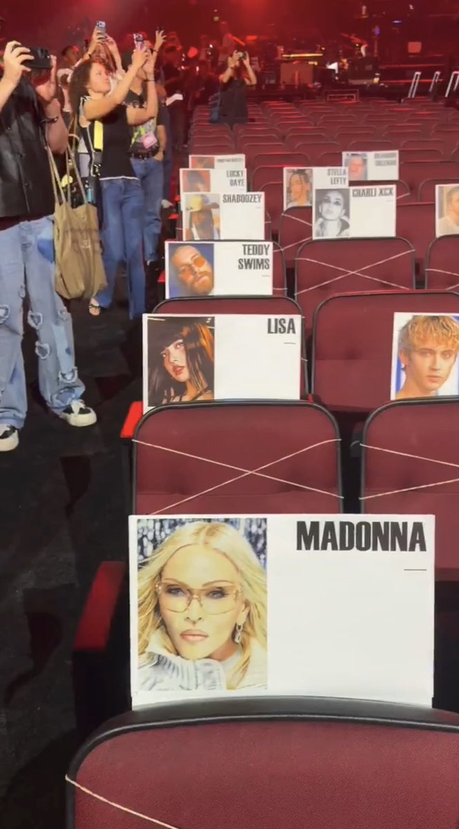 LisaRadio's tweet photo. #LISA’s official sit for the VMAs this year next to Troye Sivan https://t.co/ThQOrQLL7R https://t.co/6GD2JZTzft