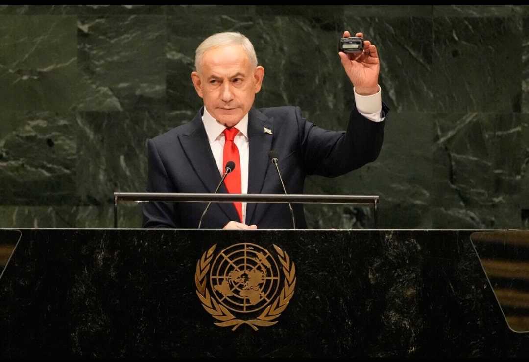 fawollo13's tweet photo. Netanyahu a chi lo contesta mostra il cercapersone, ricordando l'attacco terroristico coordinato avvenuto il 17 e 18 settembre 2024 in Libano, che ha visto l'esplosione simultanea di migliaia di dispositivi di comunicazione e che ha causato la morte di molti bambini. Mafioso. https://t.co/YwYa69WnlP