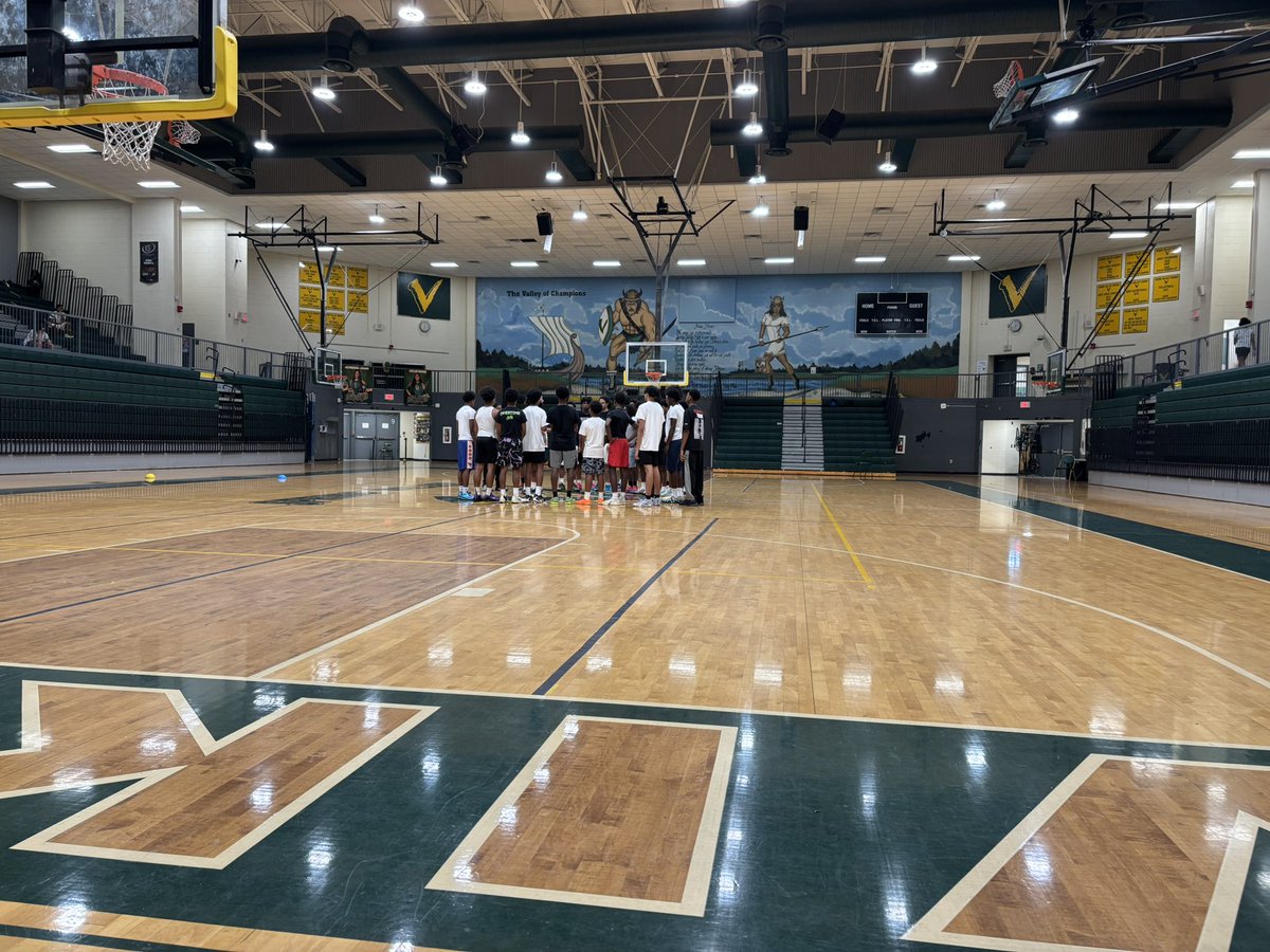 AndrewBaxleySC's tweet photo. 📍 Columbia, South Carolina

Back in Columbia for one stop this week: Spring Valley High School. Getting an inside look at what new Head Coach Cameron Lee is building with some intriguing size and talented guards on the roster this year. https://t.co/2JvFFX1nfg