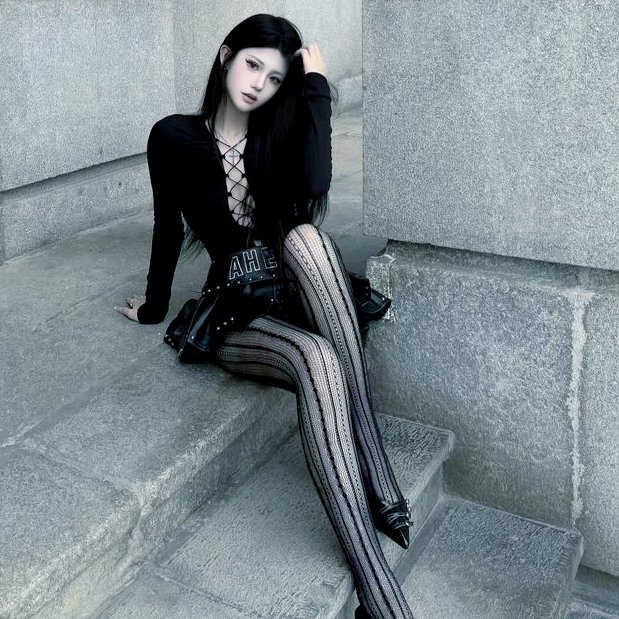 MemphisFitz's tweet photo. This alternative high fashion outfit mixes rock aesthetic with elegance. 🖤

Would you wear stuff like this? → https://t.co/nqwobBkzCu