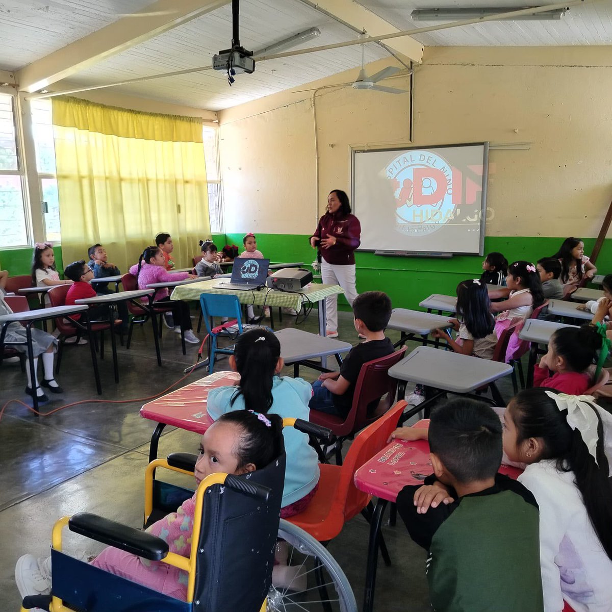 difhgo's tweet photo. El Camioncito Itinerante No T Quemes hizo una parada en Metztitlán para llevar información preventiva sobre quemaduras a la comunidad estudiantil de la Escuela Primaria General Prof. Malaquías Piña.

#EsPorTi https://t.co/UvSweEgtMh