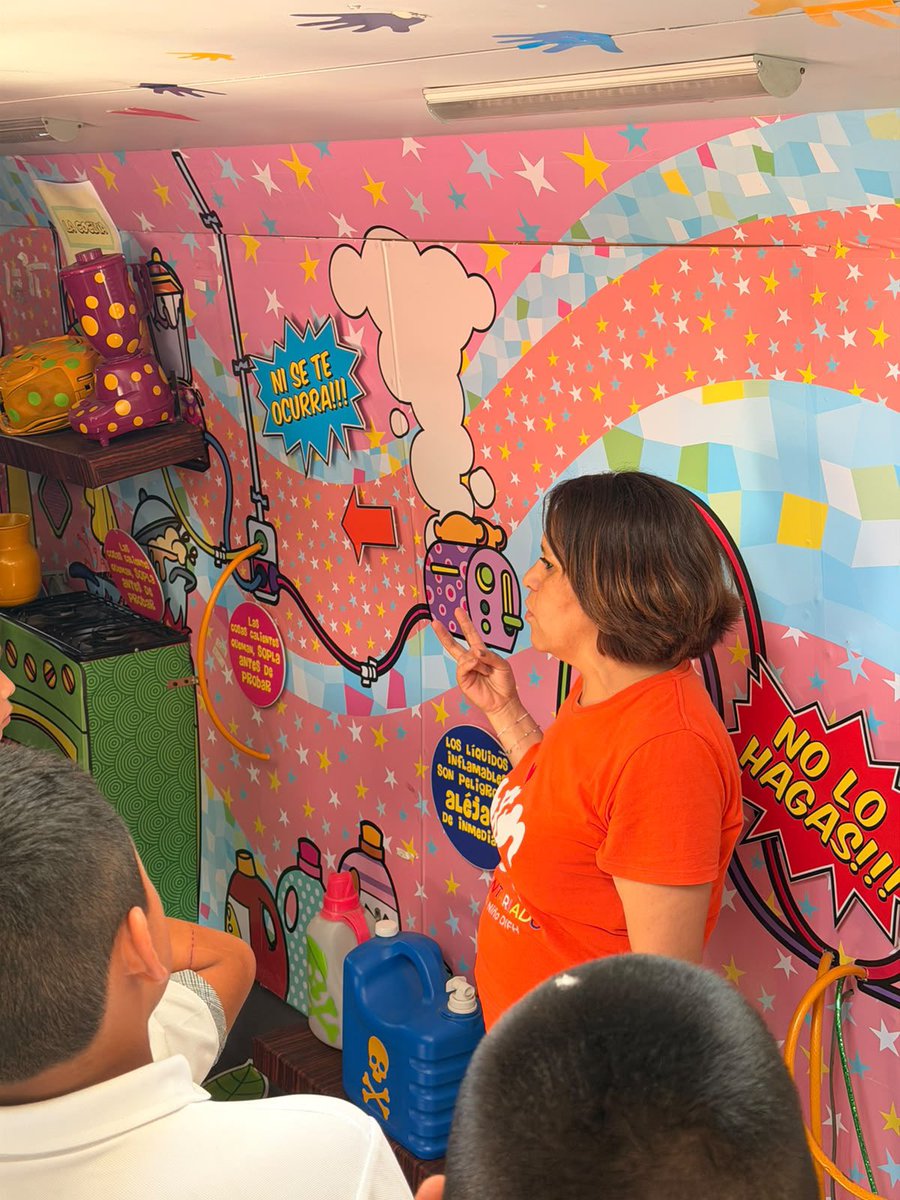 difhgo's tweet photo. El Camioncito Itinerante No T Quemes hizo una parada en Metztitlán para llevar información preventiva sobre quemaduras a la comunidad estudiantil de la Escuela Primaria General Prof. Malaquías Piña.

#EsPorTi https://t.co/UvSweEgtMh