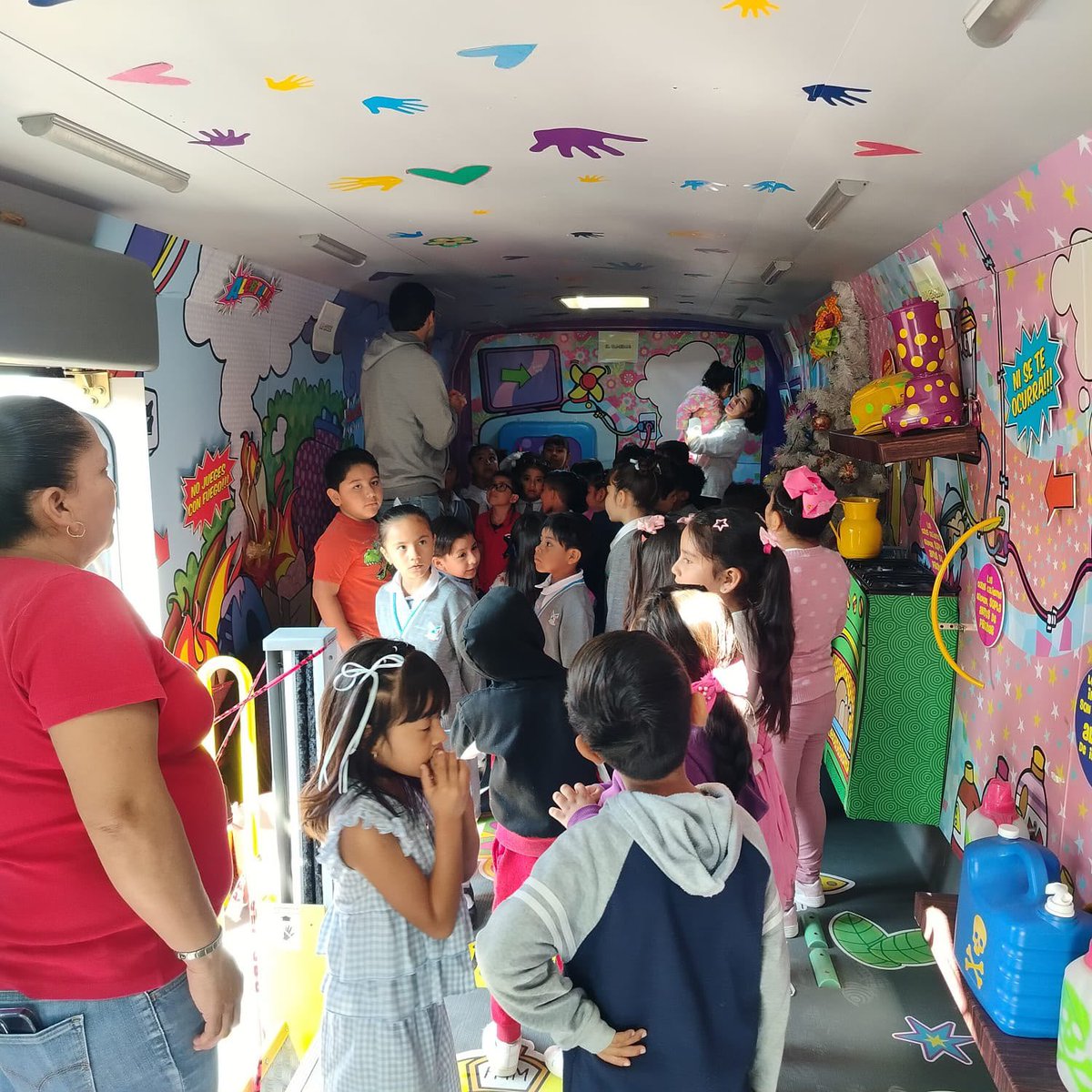 difhgo's tweet photo. El Camioncito Itinerante No T Quemes hizo una parada en Metztitlán para llevar información preventiva sobre quemaduras a la comunidad estudiantil de la Escuela Primaria General Prof. Malaquías Piña.

#EsPorTi https://t.co/UvSweEgtMh