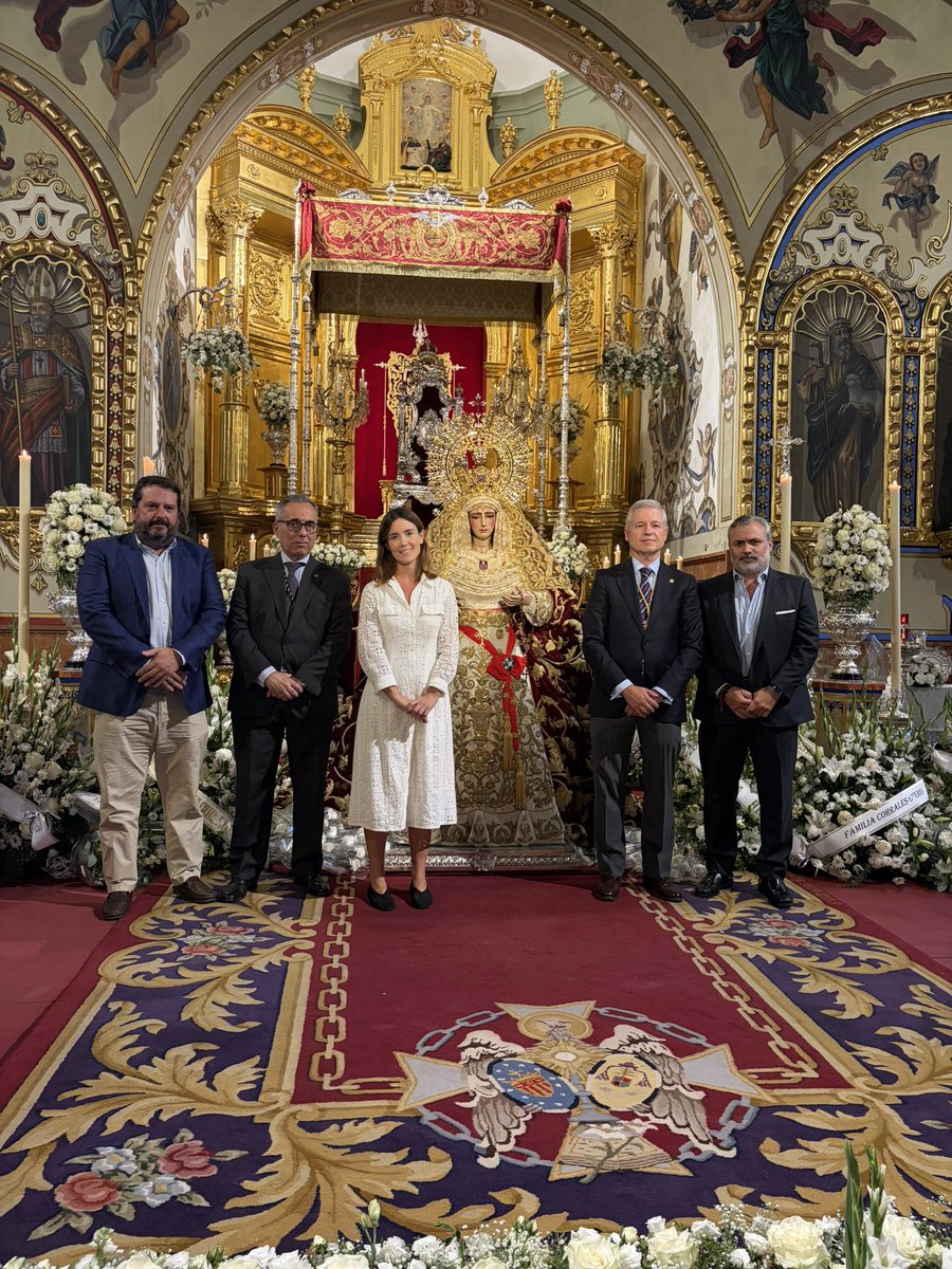 Dto_Sur's tweet photo. Hoy hemos acompañado a la Hermandad de Santa Genoveva en el besamanos de Nuestra Señora de las Mercedes, con motivo de su festividad.
Un día marcado en rojo en el barrio del Tiro de Línea.
#DistritoSur #SevillaEstáEnMarcha https://t.co/HpOrPBqQvU