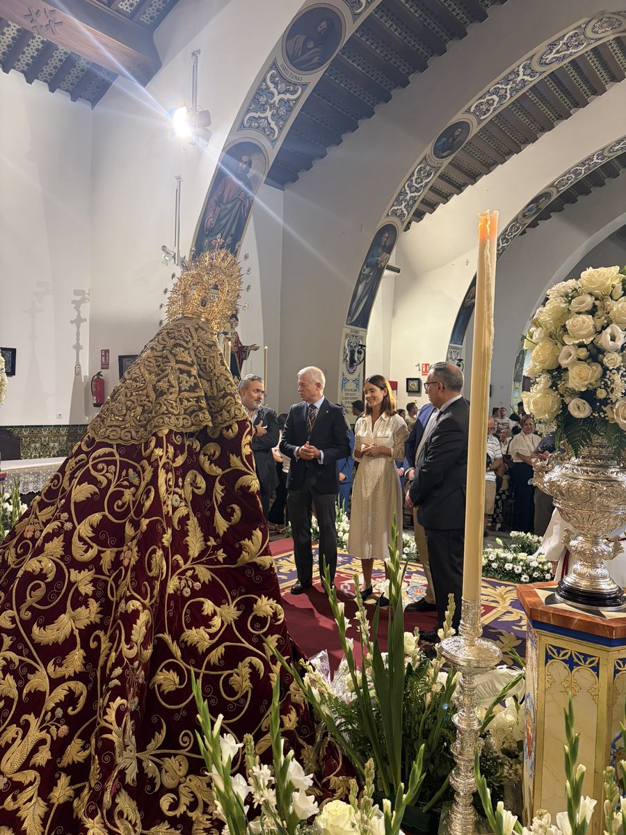 Dto_Sur's tweet photo. Hoy hemos acompañado a la Hermandad de Santa Genoveva en el besamanos de Nuestra Señora de las Mercedes, con motivo de su festividad.
Un día marcado en rojo en el barrio del Tiro de Línea.
#DistritoSur #SevillaEstáEnMarcha https://t.co/HpOrPBqQvU