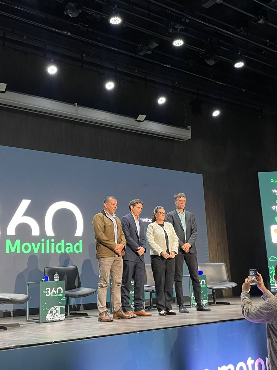 TerpelCol's tweet photo. ¡Descarbonizar no significa frenar el negocio! 🌱

En el #Foro360Movilidad, Juan Daniel Rueda, Gerente de Nueva Movilidad de Terpel, habló sobre la importancia de encontrar la ruta adecuada para cada operación.

No hay una sola respuesta: hay distintas tecnologías y soluciones que combinadas estratégicamente, pueden ayudar a reducir el impacto ambiental y hacer más eficiente el transporte.

La descarbonización es una misión conjunta. Y avanzar requiere tecnología, eficiencia y acción.

Agradecemos a @ValoraAnalitik por la invitación a este espacio tan enriquecedor.

Terpel un ecosistema integral de movilidad, energia y conveniencia.