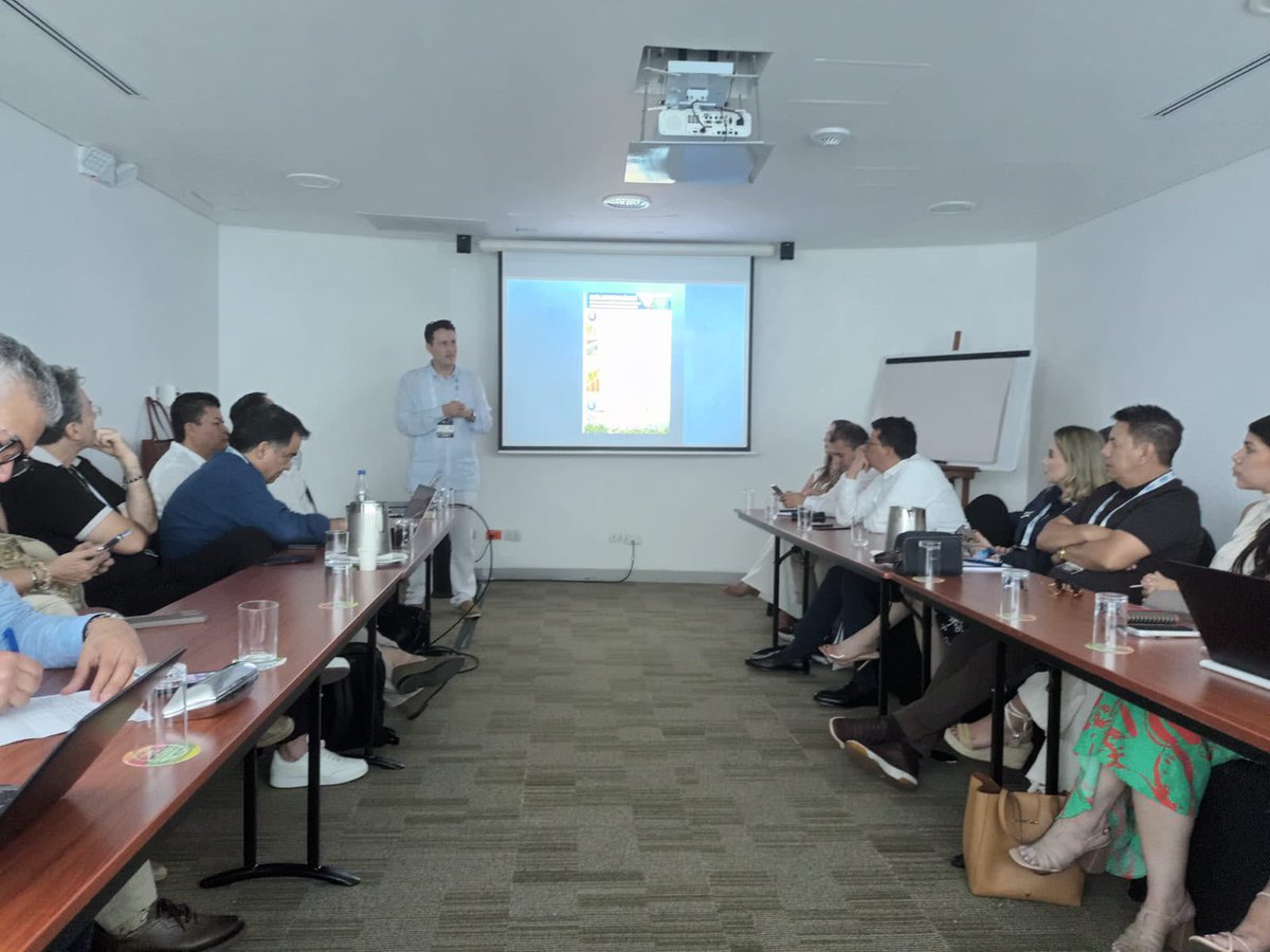 AuditoriaGen's tweet photo. El Auditor Delegado para la Vigilancia de la Gestión Fiscal, Diego Uribe, participó en una mesa de trabajo para socializar el proyecto de Guía Metodológica para la Evaluación Fiscal de Empresas de Servicios Públicos Domiciliarios. https://t.co/jLckbKXmf7