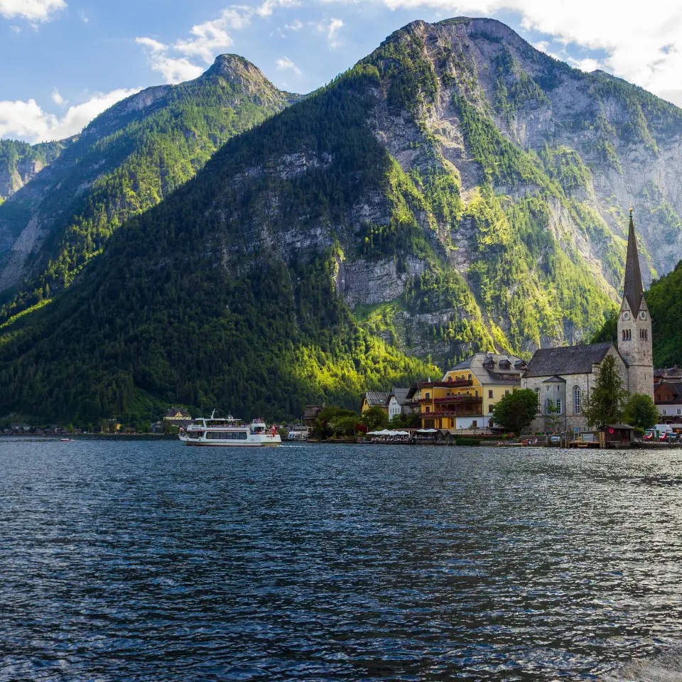 etginlik's tweet photo. Avusturya'nın Alp Dağları'nın eteklerindeki eşsiz köyü Hallstatt. https://t.co/EOA9L9XViP