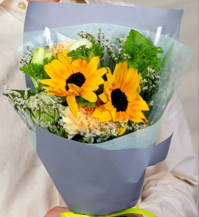 ZG9958's tweet photo. @takeshima_staff "花束💐"
ヒマワリ
昨日は濃い一日でした、の
言葉で充実した日であった
事がよく分かりました💗

今日は神戸でのLIVE
頑張って下さい🎶

会報と会員証と
爽やか宏さんの写真入り
お手紙届きました✨
沢山の写真載せられた
会報見て沢山活動された事
よく分かります❣️
#竹島宏
#情熱
#ひろネット https://t.co/NVetD6POt7