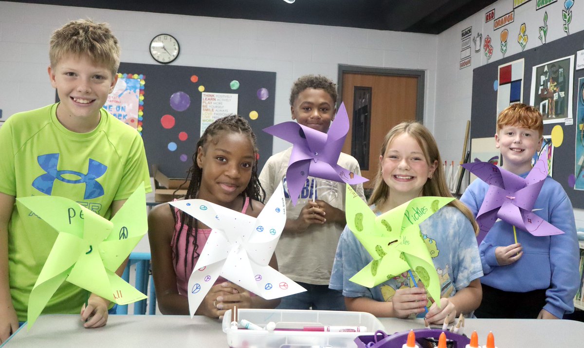 BSSDnews's tweet photo. Students at James Walker Elementary participated in #PinwheelsForPeace last week, an annual art project to celebrate International Peace Day on September 21.

Students created and decorated large paper pinwheels with their own unique designs.

Great work by the JWE students and staff for working together on this creative project!

#WeAreBSSD