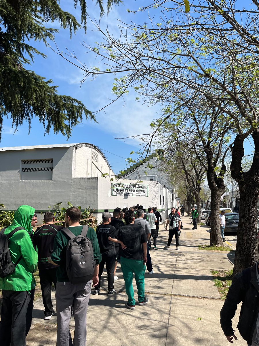 A_Lo_Chicago's tweet photo. #ALoChicago 

🎟️ Desde las 14 hs, la gente de Chicago ya está comprando sus entradas para el partido del domingo en Almagro.

💰 $60.000
💵 Únicamente en efectivo

DÓNDE JUGUES, VA ESTAR LA GENTE QUE TE SIGUE SIEMPRE💚🖤 https://t.co/DC2DLJfaRp