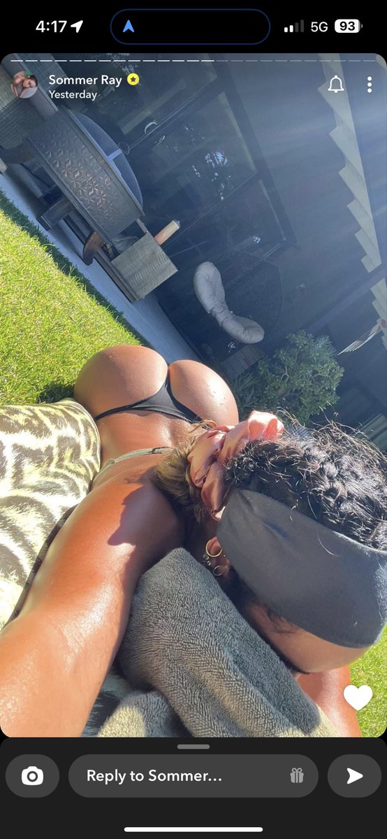 ThePublicSlayer's tweet photo. Sommer Ray perking out her athletic juicy butt for the guys  #sun #out #buns #out https://t.co/3TC1651Acb
