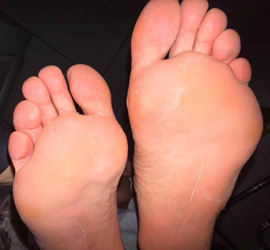 CshAlphaMaster's tweet photo. Prosterne-toi devant ton nouveau Maître et ses pieds divins. 

Je te veux tout à moi, perdant le contrôle et me donnant tout ce que tu as. 

Je te possède. 
Toi tu ne possèdes plus rien. 
Rechute. 

#cashmaster #cashslave #moneyslave #findom #paypig https://t.co/ecRpovD5eb