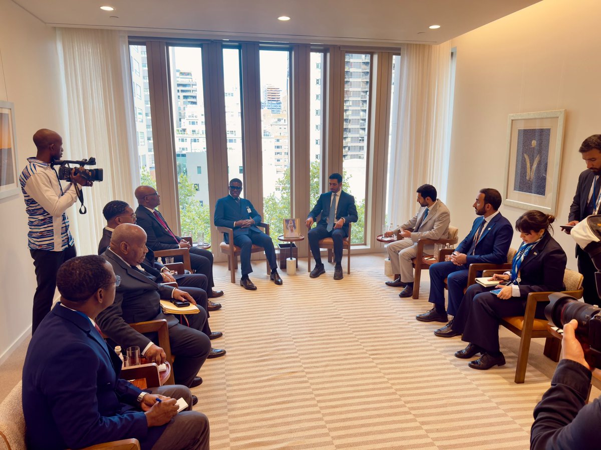 teonguema's tweet photo. Tras mi intervención en el Debate General de las Naciones Unidas, he continuado mi agenda de trabajo en Nueva York con una reunión bilateral con el jeque Shakhboot bin Nahyan Al Nahyan, ministro de Estado de los Emiratos Árabes Unidos, con quien he abordado nuevas vías para estrechar las relaciones entre nuestros países.

Queremos dar un mayor impulso a nuestra cooperación económica y aumentar el intercambio comercial. Hemos hablado de las oportunidades de inversión en Guinea Ecuatorial, especialmente en agricultura y turismo, así como de la posibilidad de ampliar nuestra colaboración en el sector servicios.

Uno de los asuntos importantes del encuentro ha sido la posibilidad de iniciar negociaciones para que la compañía aérea Emirates establezca vuelos a Guinea Ecuatorial. Una conexión de este nivel facilitaría los viajes de negocios y abriría nuevas oportunidades comerciales entre nuestro país y los Emiratos Árabes Unidos, además de impulsar el turismo.

También hemos acordado seguir trabajando para reforzar nuestro apoyo mutuo en los foros internacionales. Por su parte, el ministro emiratí me ha invitado a visitar Abu Dabi, donde tenemos previsto avanzar en la firma de nuevos acuerdos bilaterales, especialmente en materia de comercio y aviación civil.
Esta visita nos permitirá dar continuidad a los avances alcanzados en nuestras relaciones y aprovechar los acuerdos de movilidad existentes para facilitar los contactos entre ambos países. Nuestro interés es que esta cooperación se refleje en un mayor volumen de negocios y en nuevas oportunidades para nuestras empresas.