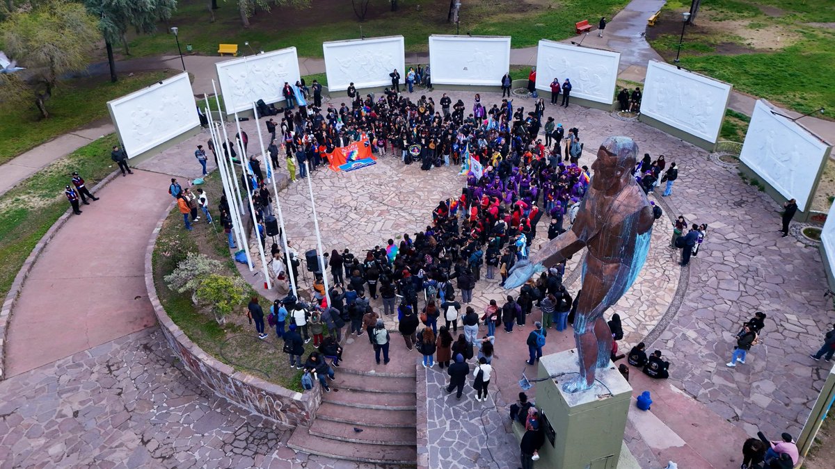 gerardomerinotw's tweet photo. TRELEW RECIBE A LAS ORQUESTAS JUVENILES DE LA PATAGONIA 🎶

Dimos inicio a un encuentro que reúne en nuestra ciudad a cerca de 300 chicos y jóvenes de orquestas de distintos puntos de la Patagonia.

Para nosotros es importante acompañar estos espacios, porque detrás de la música también hay contención, disciplina, esfuerzo y muchas horas de trabajo de los chicos y sus familias.

Venimos de vivir algo enorme con la Orquesta del barrio INTA en el Teatro Colón y hoy nos toca recibir a jóvenes de toda la región. #Trelew sigue sumando eventos que convocan a personas de distintos lugares y generan movimiento en nuestra ciudad.