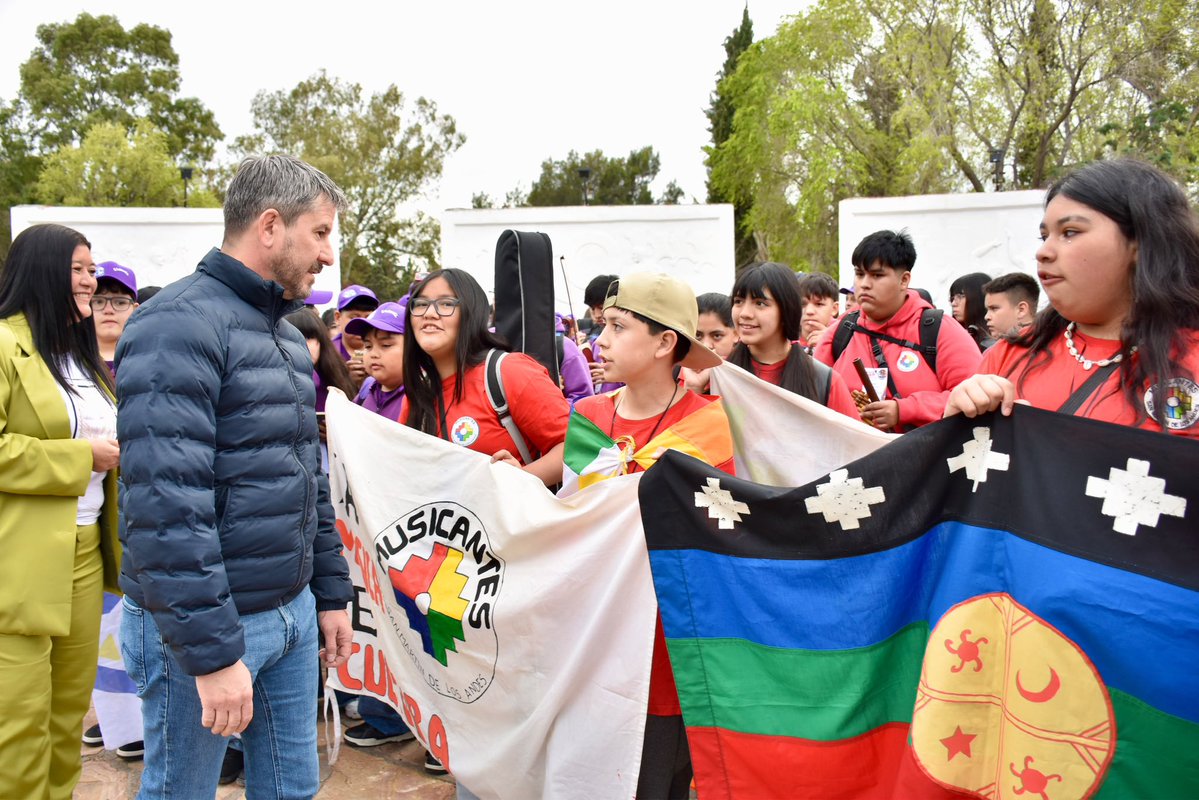gerardomerinotw's tweet photo. TRELEW RECIBE A LAS ORQUESTAS JUVENILES DE LA PATAGONIA 🎶

Dimos inicio a un encuentro que reúne en nuestra ciudad a cerca de 300 chicos y jóvenes de orquestas de distintos puntos de la Patagonia.

Para nosotros es importante acompañar estos espacios, porque detrás de la música también hay contención, disciplina, esfuerzo y muchas horas de trabajo de los chicos y sus familias.

Venimos de vivir algo enorme con la Orquesta del barrio INTA en el Teatro Colón y hoy nos toca recibir a jóvenes de toda la región. #Trelew sigue sumando eventos que convocan a personas de distintos lugares y generan movimiento en nuestra ciudad.