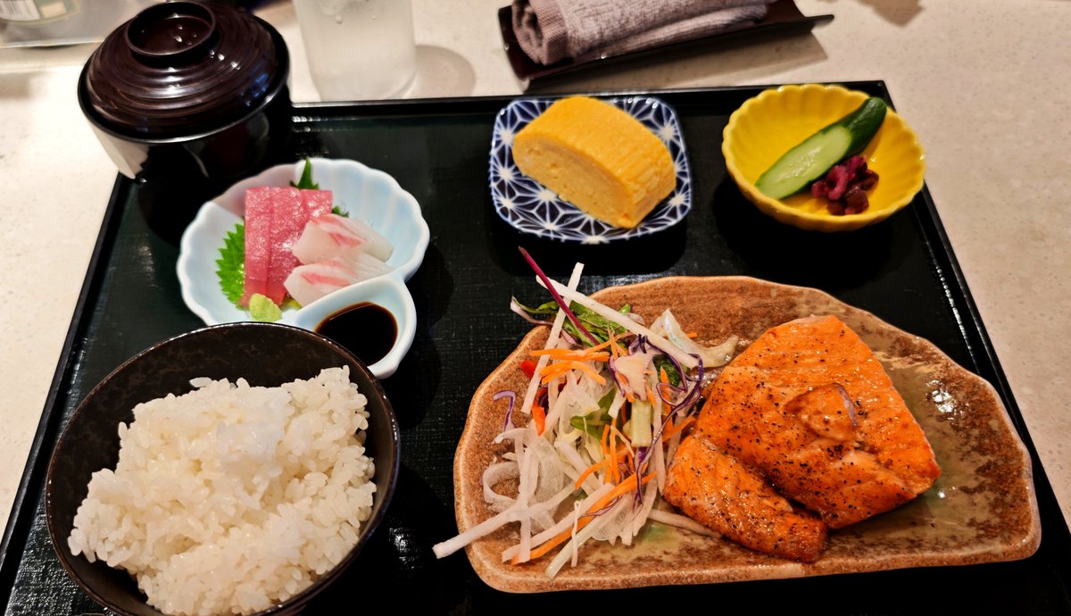 omoyu_5bugayu's tweet photo. 昨日のお昼ごはん、入口が会社すぎるし日替わりランチ1210円は安すぎるし満足度高かった😘刺身の角見てよ1210円の小鉢刺身の角の立ちかたじゃないって
栗東のえびすよしよし
今度は唐揚げ定食食べてみようかな https://t.co/aK2TOAz7Rq