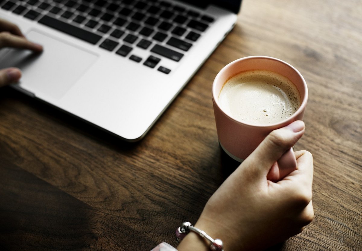 CarylonDun6ngz's tweet photo. When the work tab’s open but your brain’s on coffee and weekend plans , https://t.co/nRMVwEfPSQ
