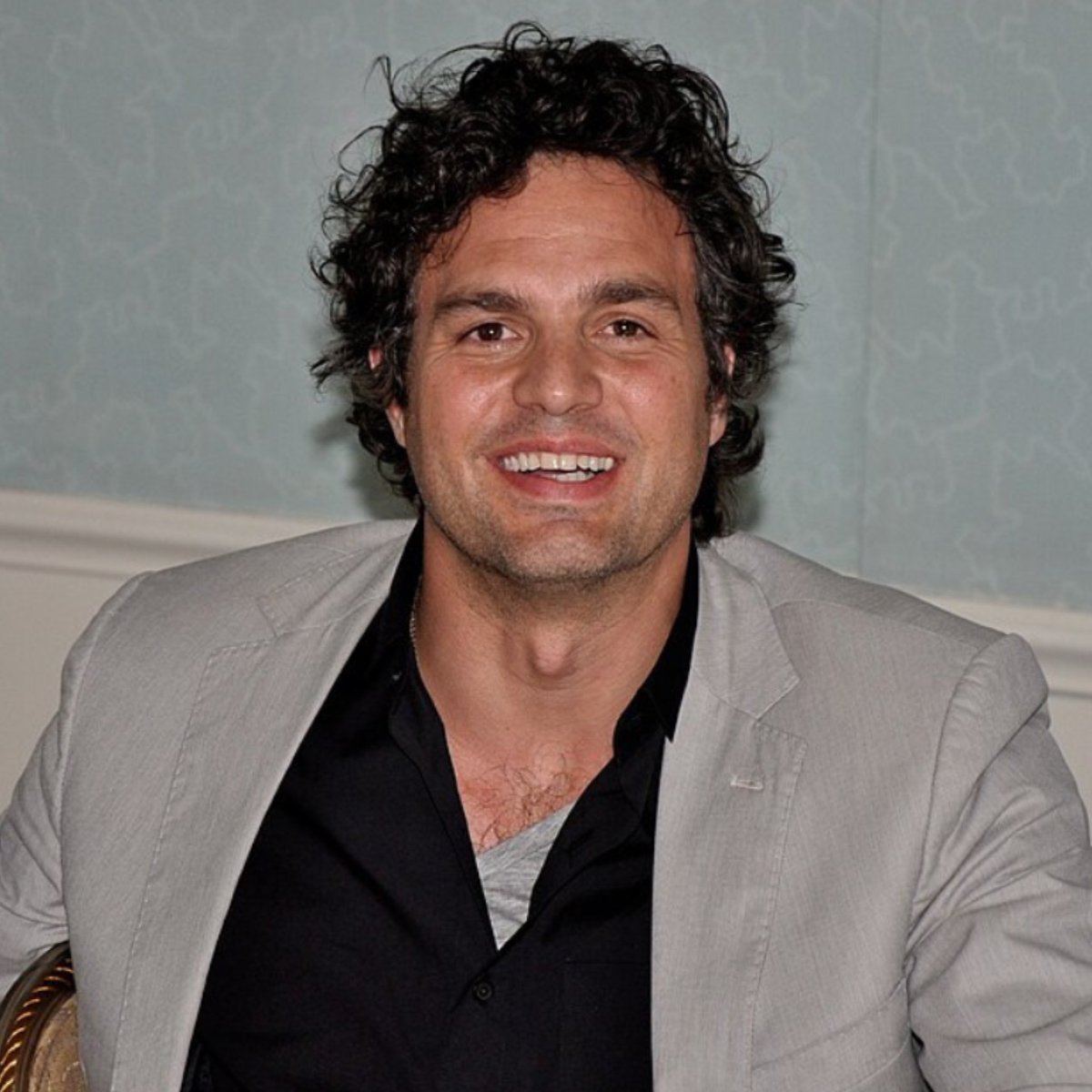 creepydotorg's tweet photo. In 2001, actor Mark Ruffalo woke up in the middle of the night from a dream that he had a brain tumor.

He had no symptoms at all. But the dream disturbed him enough to ask the doctor on his film set to check.

The next day, a scan showed a tumor the size of a golf ball behind his left ear.

The tumor was benign, but it was pressing on a facial nerve and had to be removed. Doctors warned him the surgery could leave him deaf, paralyzed on one side of his face, or both.

There was one more problem. His wife was about to give birth to their first child.

So Mark said nothing. He kept the diagnosis from his wife until a week after their son was born. When he finally told her, she thought he was joking.

A few weeks later, surgeons removed the tumor. He woke up with the left side of his face frozen and no hearing in his left ear.

His face took almost a year to recover. His hearing never did. Mark Ruffalo has been deaf in his left ear ever since.