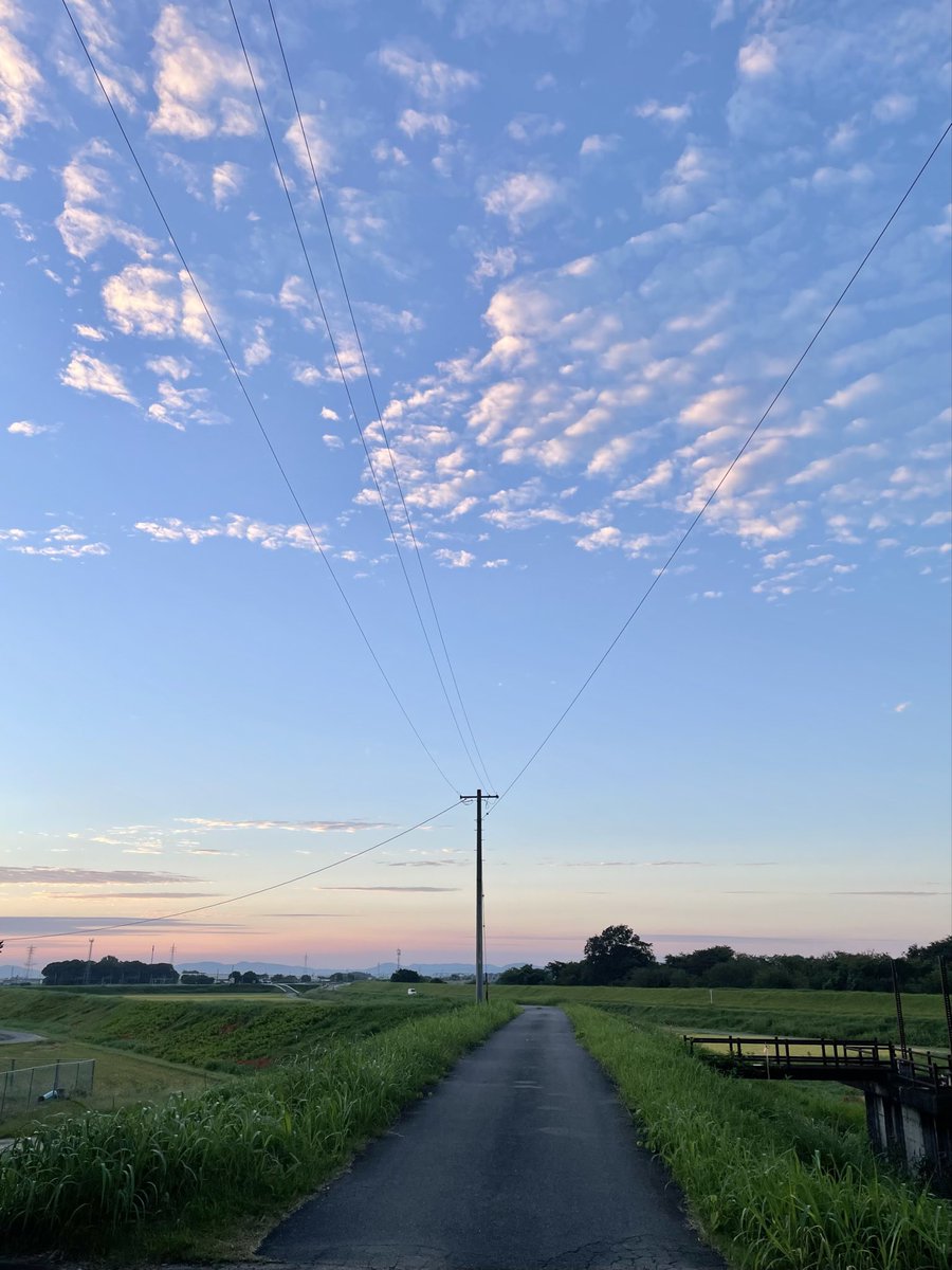 tnsilence's tweet photo. おはようー。
羊雲が朝焼け。 https://t.co/vaNZsGMyfI