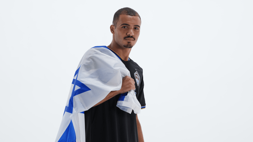 ShadesFrance's tweet photo. 🟨 🇮🇱 Un joueur israélien sanctionné par un CARTON JAUNE après une célébration provocatrice

Après avoir retiré le drapeau de corner, Sayed Abu Farkhi l’a utilisé dans sa célébration en mimant un tir de fusil... https://t.co/L88IMbgAp0