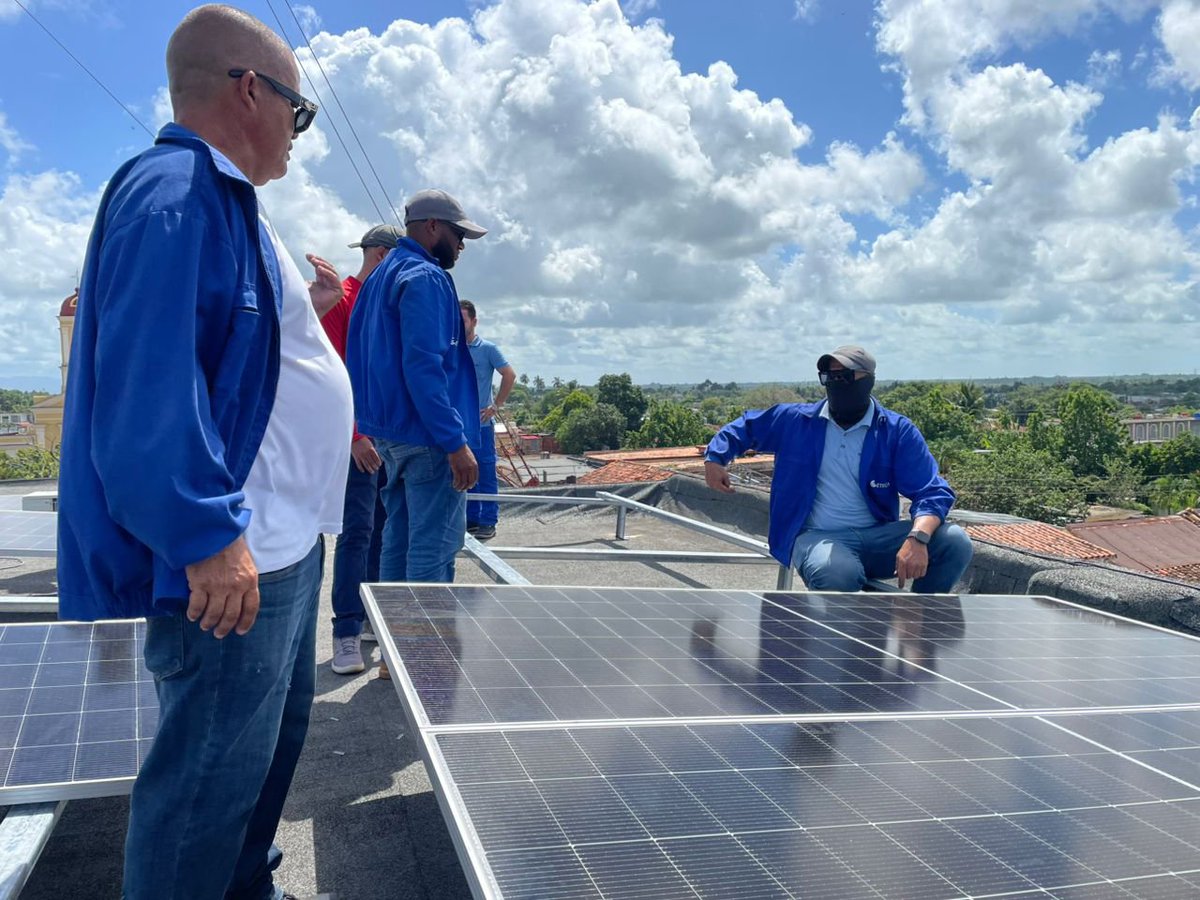 op_salomon's tweet photo. Avanza la transición energética en la infraestructura de telecomunicaciones de #Cuba Hasta la fecha @ETECSA_Cuba ha financiado la instalación de sistemas fotovoltaicos en 64 centros de telecomunicaciones municipales y cientos de radio bases y gabinetes. https://t.co/7SrKRksgVI