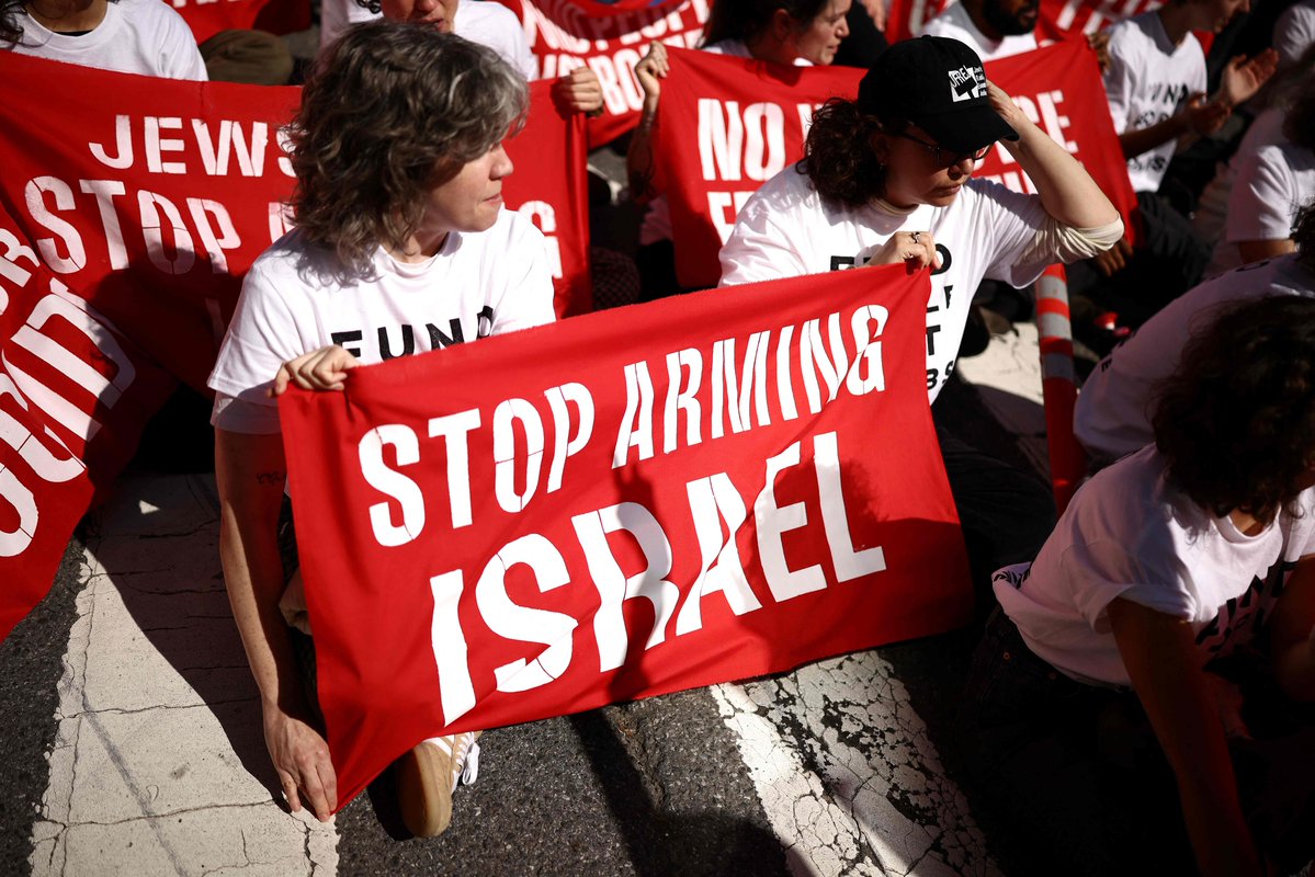 lajornadaonline's tweet photo. ✊ Detienen a Susan Sarandon y Hannah Einbinder en 🇺🇸 #NY durante protesta contra 🇮🇱 #Netanyahu

Nueva York. La actriz estadunidense Susan Sarandon fue detenida este jueves, junto a otras personas, por la policía en Nueva York durante una manifestación contra el primer ministro Israelí Benjamín Netanyahu, quien participaba en la Asamblea General de la 🇺🇳 #ONU.
La actriz Hannah Einbinder, de la serie ‘Hacks’, también había sido sacada por las autoridades de esta manifestación organizada por Jewish Voice for Peace.

Los manifestantes portaron pancartas con lemas como "Dejen de armar a Israel" y "Acaben con el genocidio" durante una ‘sentada’ mientras Netanyahu pronunciaba su discurso en la ONU.

#DíaEnImágenes | 📸: Afp y Ap

Más Información 👉https://t.co/vO9rmqM8US