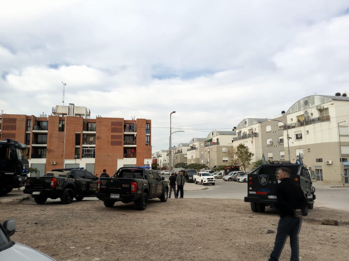 SalvatierraPitu's tweet photo. En minutos el gobierno de la Ciudad va a hacer un operativo tipo tormenta negra en la Villa 20, los vecinos y vecinas lo saben hace horas. También lo saben los que tienen algo que esconder, que a esta altura ya se pudieron ir del barrio. 

Estos operativos afectan a gente honrada que quiere vivir cada día mejor. Si está anunciado hace horas es poco probable que sirva para combatir la delincuencia, solo queda pensar que es otro show de Jorge Macri.