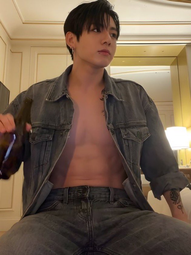 JEONKH_'s tweet photo. this jungkook is insane https://t.co/b8PwIVooaN