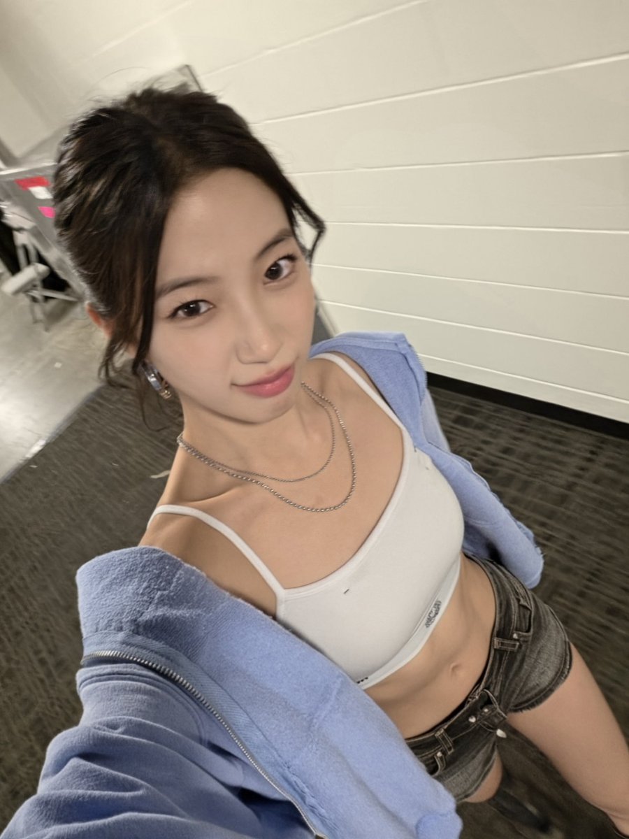 VenusIncarnati's tweet photo. Closer look at the outfit. https://t.co/L2sQpIlDOu