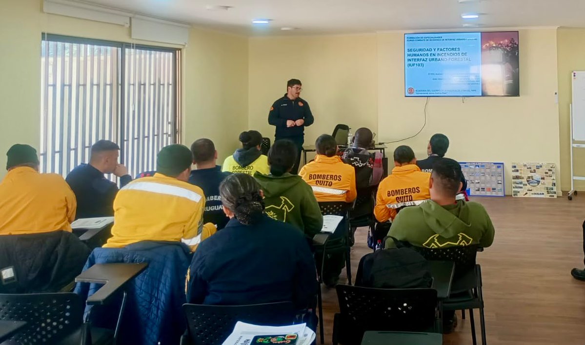 BomberosQuito's tweet photo. 🔥🇨🇱 #CapacitacionesBQ | Cuando el fuego avanza, lo más importante es estar preparados con conocimientos y estándares internacionales.

👨‍🚒 Participamos en el curso “Combate de Incendios de Interfaz Urbano - Forestal”, que se desarrolla en Viña del Mar, Chile, junto al Cuerpo de Bomberos de Viña del Mar y la Organización de Bomberos Americanos (OBA).

📚 A través de esta formación fortalecemos conocimientos y habilidades en comportamiento del fuego, identificación de riesgos, evaluación de la escena, seguridad del personal y estrategias de combate en zonas donde el entorno urbano y la vegetación conviven.

🚒 Este espacio también nos permite intercambiar experiencias con instituciones hermanas de la región y conocer buenas prácticas que contribuyen a mejorar nuestra respuesta ante incendios de interfaz urbano - forestal.

🤝 La formación continua y la cooperación internacional refuerzan nuestras capacidades para enfrentar emergencias y proteger a Quito.

#BomberosQuito
#SalvamosVidas