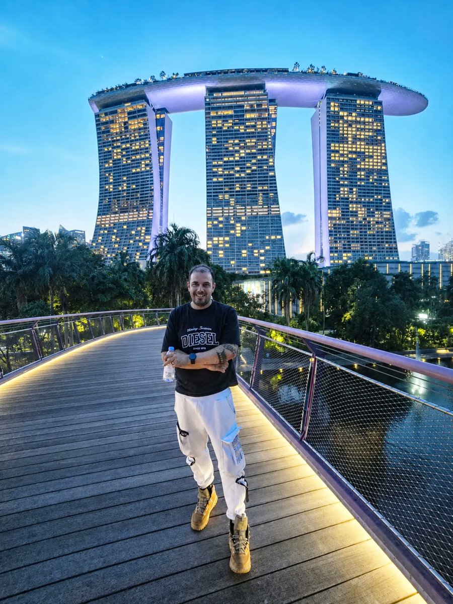 violetrodr5eok's tweet photo. Amid lights illuminating the sky, Marina Bay reveals the magic of Singapore. At night, every detail shines, blending architecture, nature, and innovation in perfect harmony. Singapore, you are unforgettable! https://t.co/Y7u1rZN68P