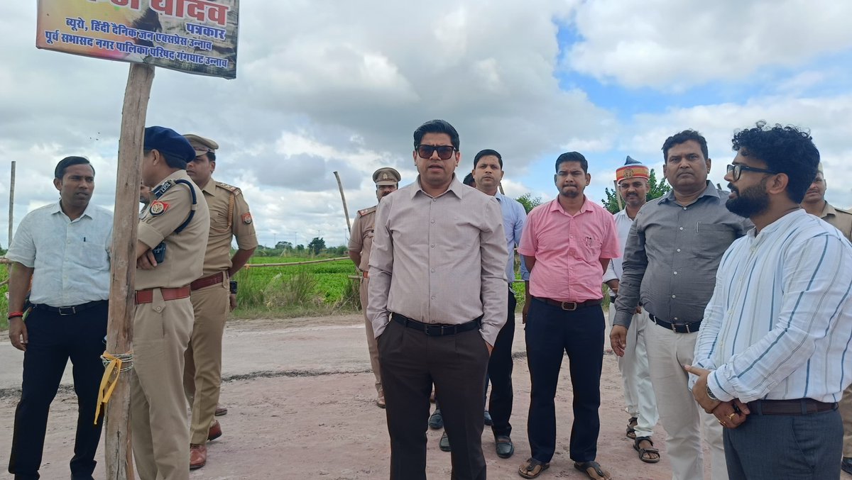 dmunnao's tweet photo. @PMOIndia @CMOfficeUP @Igrangelucknow संबंधित धर्मगुरुओं एवं आयोजनकर्ताओं से वार्ता कर आवश्यक जानकारी प्राप्त की गई तथा शांति एवं कानून-व्यवस्था बनाए रखने हेतु आवश्यक दिशा-निर्देश दिए गए। @PMOIndia @CMOfficeUP @myogiadityanath @InfoDeptUP https://t.co/yVY2UjwAVo