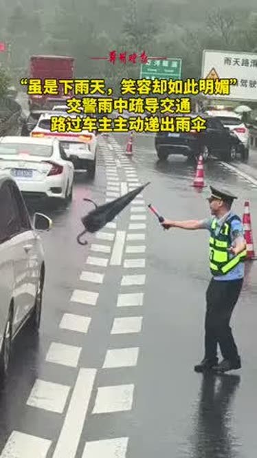JeromeClat2x's tweet photo. Just missed the bus in the rain when a stranger pulled over, handed me an umbrella and drove off before I could say thank you. Small act that made my whole day—kindness hits different. https://t.co/iem4sjIm51