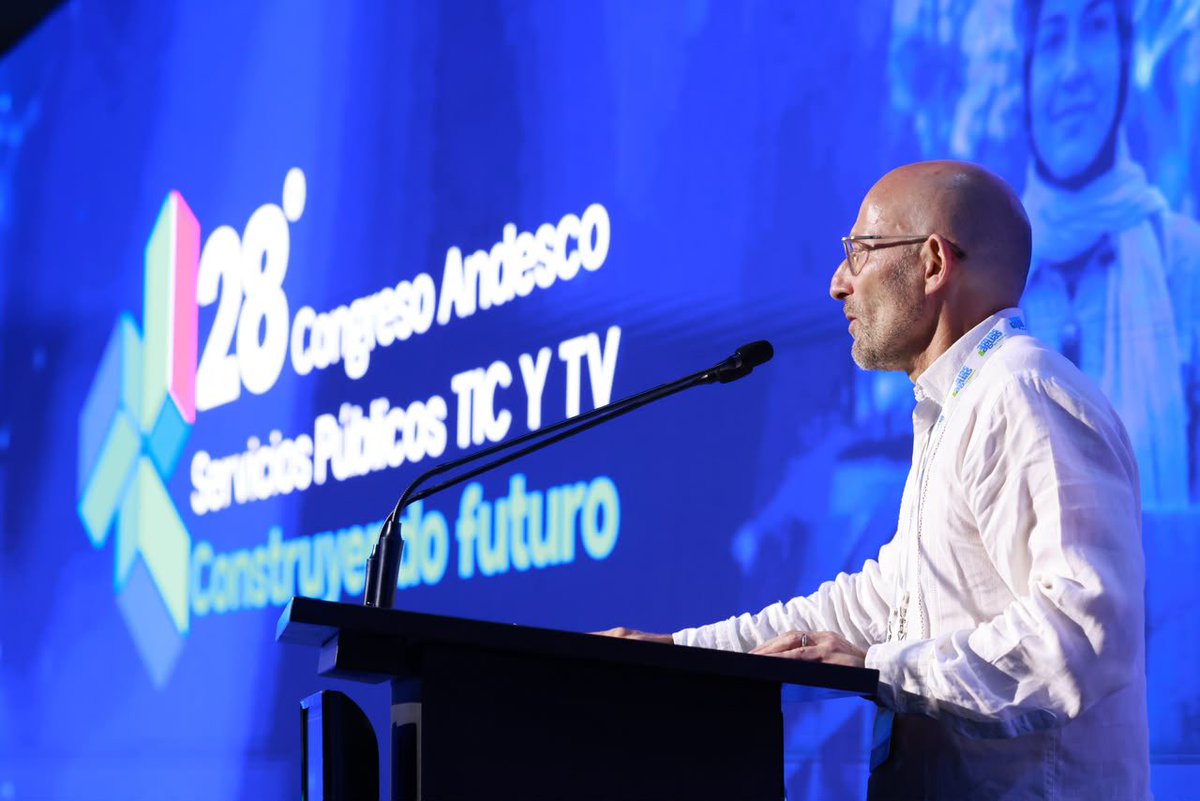 FrancoisRoudie's tweet photo. Un gusto participar en la instalación del 28º Congreso de @Andesco1, con la Unión Europea como invitada de honor. 

Seguimos escuchando los retos del sector y, a través de #GlobalGateway, trabajando junto a Colombia por servicios públicos más sostenibles y resilientes. 🇪🇺🇨🇴 https://t.co/Hb4D9G4pex