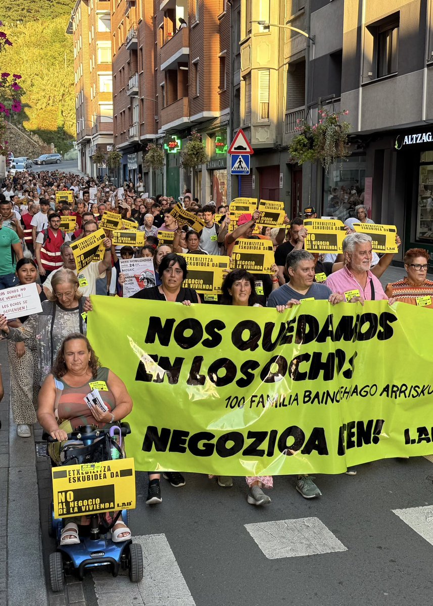 ideiazabaldub's tweet photo. 🤬| Funts putre batek 120 familia (400 lagun inguru) etxegabetu nahi ditu Erandion.

MOSAIC enpresak ez dizkie alokairuak berritu nahi bizilagunei.

@LABsindikatua-k eta bizilagunek deituta mila lagunetik gora bildu dira gaur arratsaldean, protestan.

ETXEBIZITZA EZ DA NEGOZIOA! https://t.co/CjPfAGkzZb