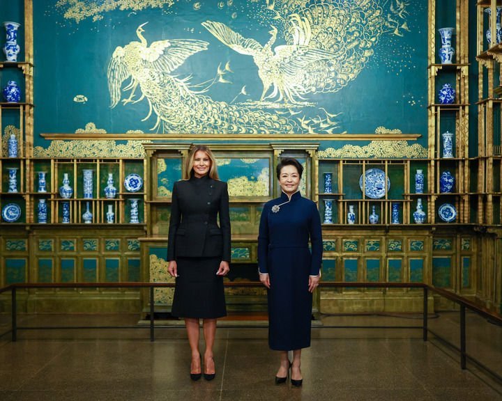 ChineseEmbinUS's tweet photo. Madam Peng Liyuan and First Lady Melania Trump visited the National Museum of Asian Art today.

Madam Peng expressed appreciation for the U.S. side's return of Chinese cultural relics to China on multiple occasions in recent years, expressing hope that China and the United States would continue to strengthen cooperation on cultural exchanges and cultural heritage protection, and deepen the friendship between the two peoples.

Madam Peng also encouraged American teenagers to continue studying the Chinese language and culture and to become envoys of friendship between China and the United States.