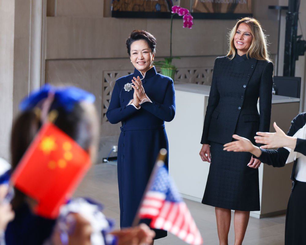 ChineseEmbinUS's tweet photo. Madam Peng Liyuan and First Lady Melania Trump visited the National Museum of Asian Art today.

Madam Peng expressed appreciation for the U.S. side's return of Chinese cultural relics to China on multiple occasions in recent years, expressing hope that China and the United States would continue to strengthen cooperation on cultural exchanges and cultural heritage protection, and deepen the friendship between the two peoples.

Madam Peng also encouraged American teenagers to continue studying the Chinese language and culture and to become envoys of friendship between China and the United States.