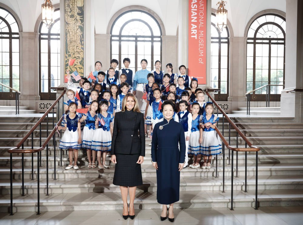 ChineseEmbinUS's tweet photo. Madam Peng Liyuan and First Lady Melania Trump visited the National Museum of Asian Art today.

Madam Peng expressed appreciation for the U.S. side's return of Chinese cultural relics to China on multiple occasions in recent years, expressing hope that China and the United States would continue to strengthen cooperation on cultural exchanges and cultural heritage protection, and deepen the friendship between the two peoples.

Madam Peng also encouraged American teenagers to continue studying the Chinese language and culture and to become envoys of friendship between China and the United States.