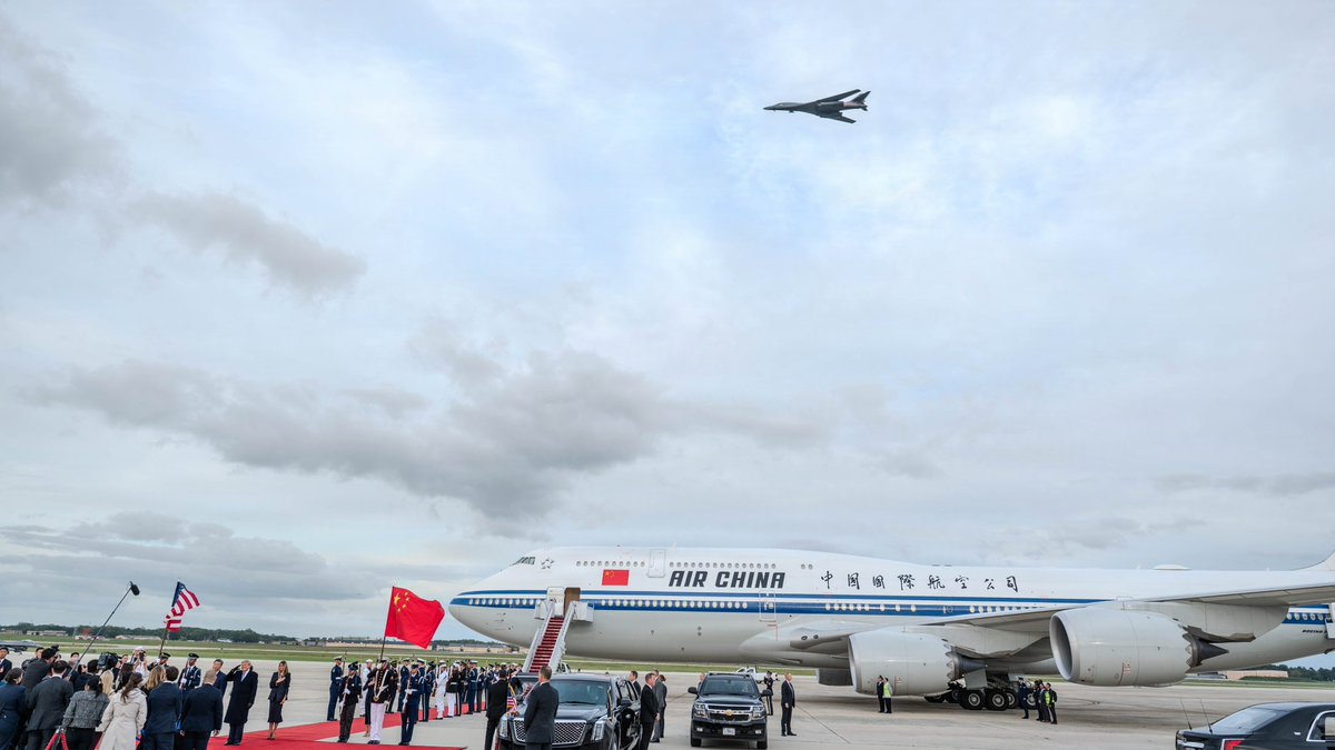 AFGlobalStrike's tweet photo. Bomber power on display!

Two #B1 Lancers from @DyessAFBase supported the arrival ceremony at Joint Base Andrews for People’s Republic of China President Xi Jinping’s first state visit since 2015.

@DeptofWar | @US_STRATCOM | @usairforce https://t.co/YAXhPQKYI1
